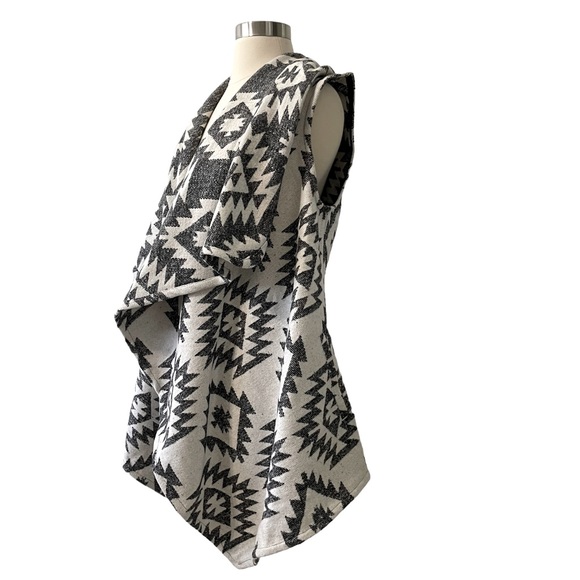Me Jane Womens Tribal Pattern Vest w/ Pockets Size Large Gray & White in Color - Picture 2 of 6